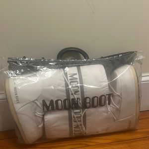 Moon boots white. . Never been worn